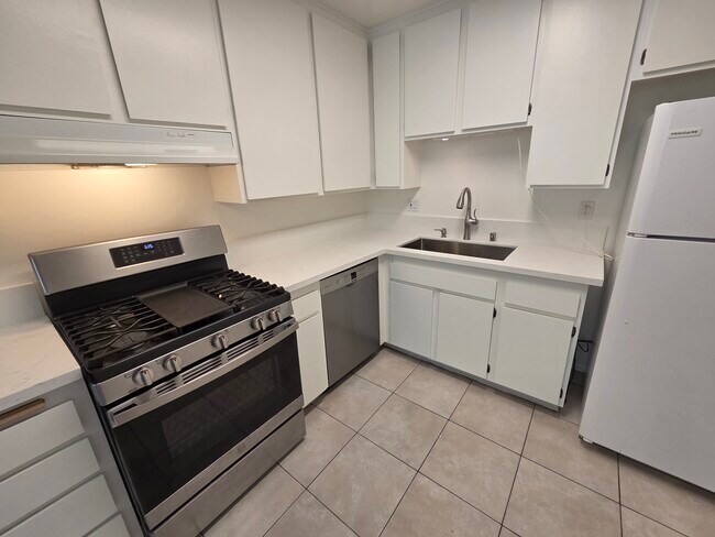 Stove, oven with air fryer, bosch dishwasher lots of storage