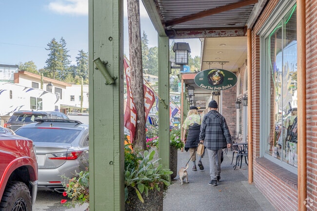 Folks peruse the stores along Bay Street in Port Orchard WA.
