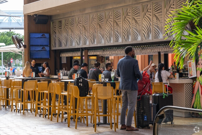 Outdoor dining options are easily available near Vanderbilt Park.