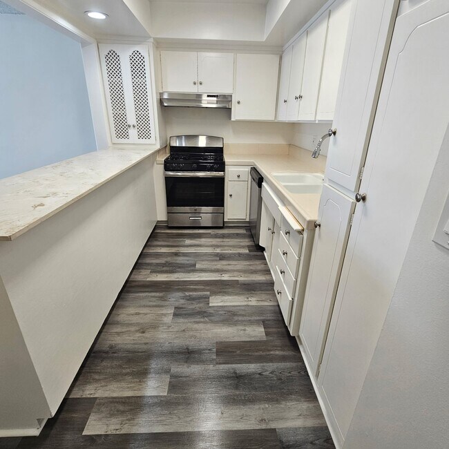 10527 Palms Blvd unit 304, Los Angeles, CA 90034 - photo 2