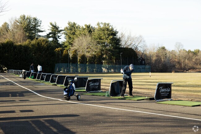 Tunxis Country Club offers riverside golf and a public driving range near Farmington.