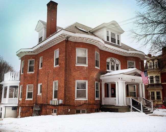 207 S Union St unit 207 1/2 South Union, Burlington, VT 05401 - photo 7