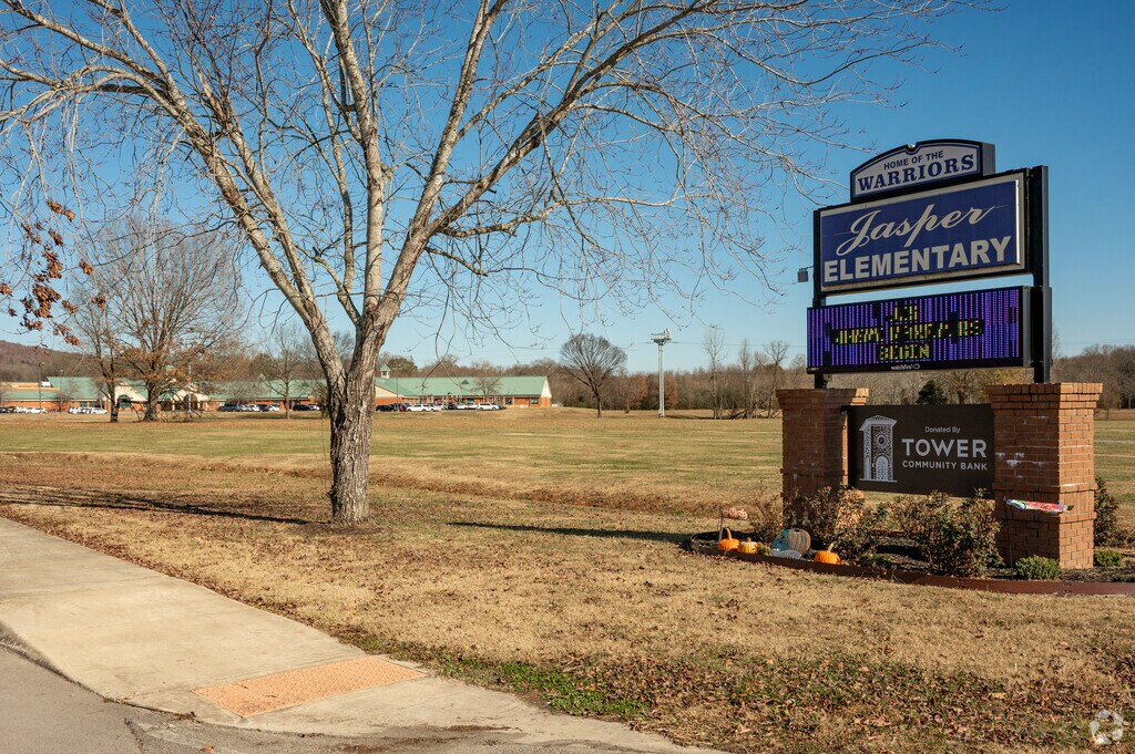 Jasper Elementary School challenges students by offering an all encompassing curriculum.