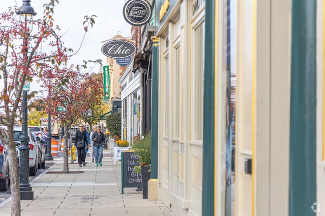 Retail and restaurant choices line the streets of Southern Andover’s vibrant center.