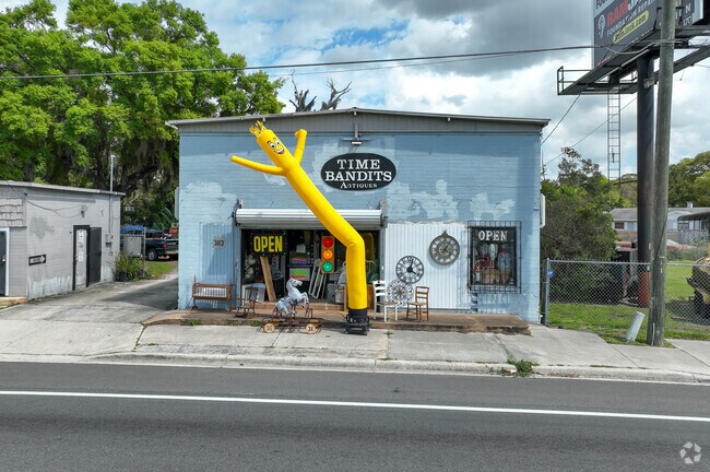 Time Bandits is a popular antique store serving the Zellwood community.