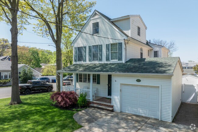 Typical of South Shore neighborhoods, Prince's Bay's has a broad mix of housing styles.