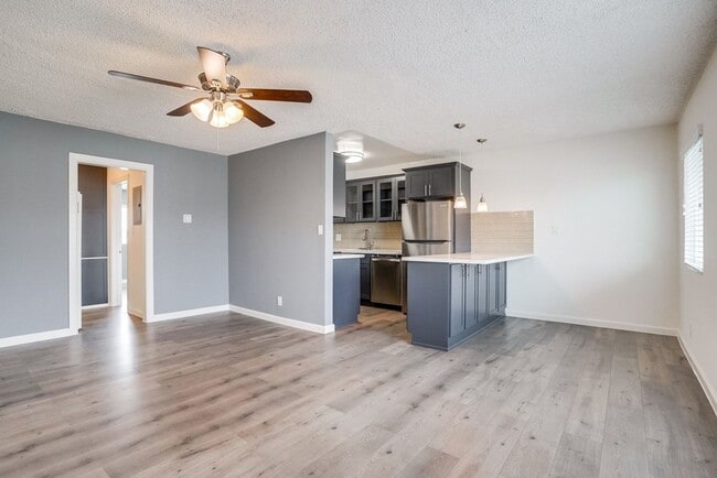 Pet Friendly Apartment Complex in South LA - Gated Parking, Laundry In-Units, Manager On-Site, Los Angeles, CA 90043 - photo 7