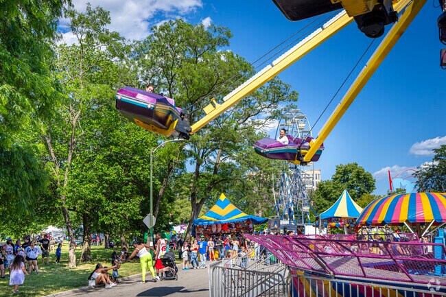 Carnival rides attract large crowds to Puerto Rican fest in West Humboldt Park.