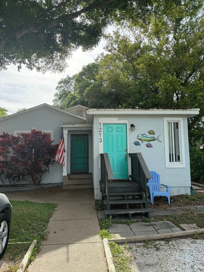 1213 55th St S, Gulfport, FL 33707