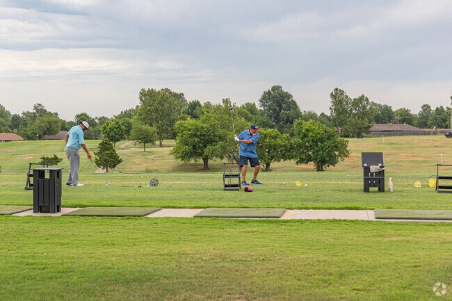 Practice the golf drive at the Surrey Hills golf course