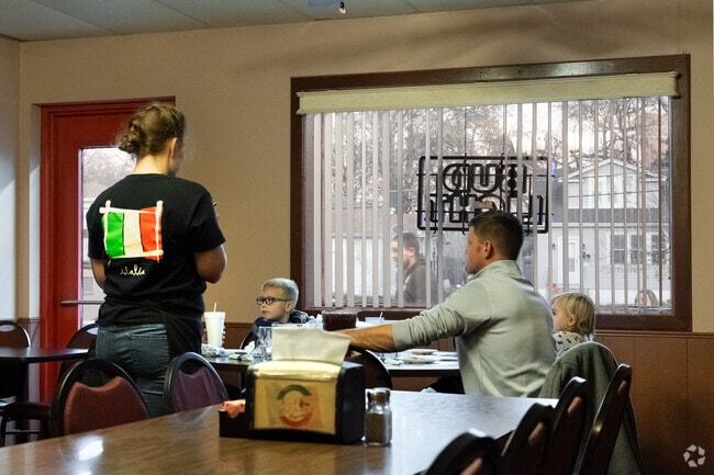 Located in Breckenridge Hills MO, locals head to Nick & Elena’s Pizzeria for dinner.