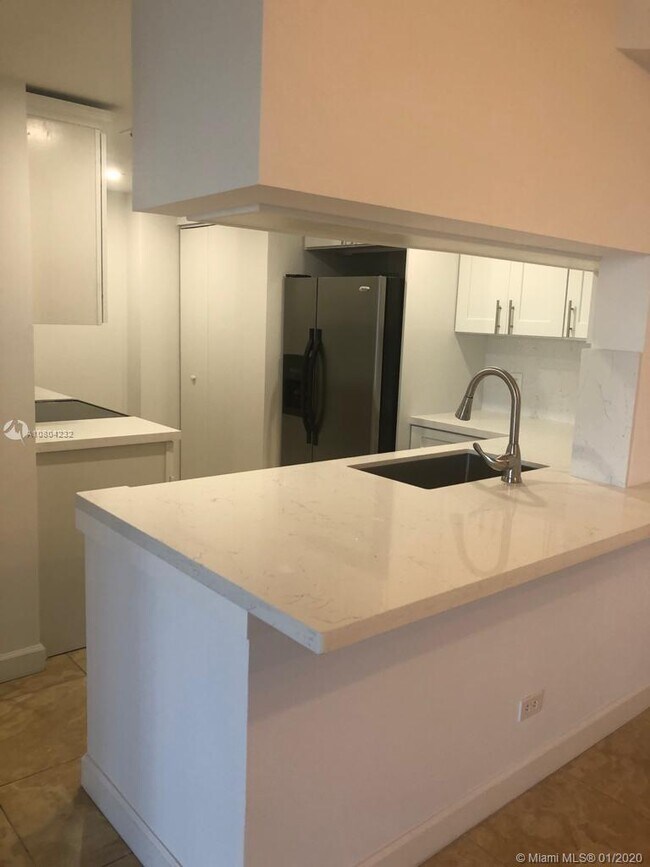 Courvoisier Courts unit 1711, Miami, FL 33131 - photo 5