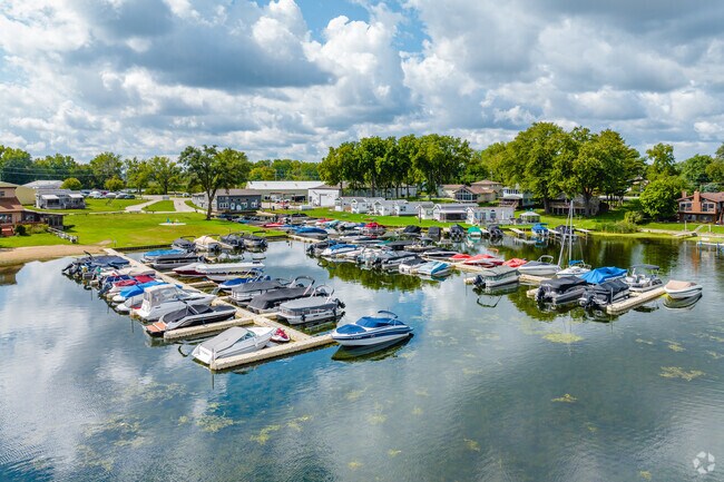 Tiffany Farms boat owners can opt to dock on one of the several marinas on the lake.