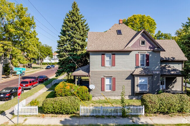 Many of the cottages in Monroe Park can be found along historic brick streets.