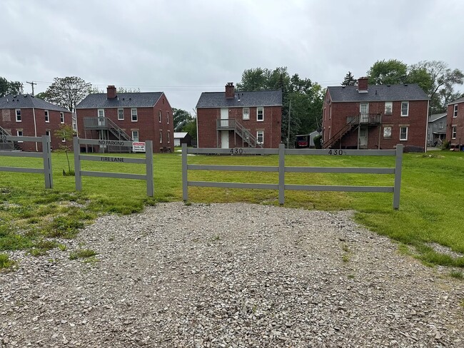 430 Oak St unit 430 Oak St. Upstairs, Marion, OH 43302 - photo 3