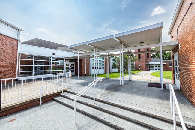 Clarke County High School in Boyce offers the International Baccalaureate Diploma Programme and a B rating from Niche.