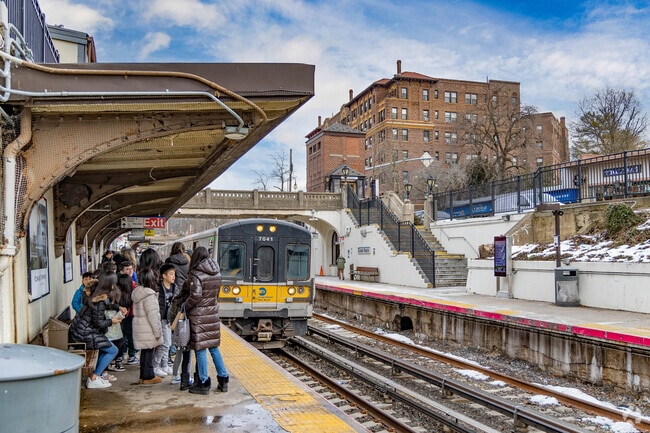 Kings Point residents utilize the Great Neck LIRR station for their commute to NYC.