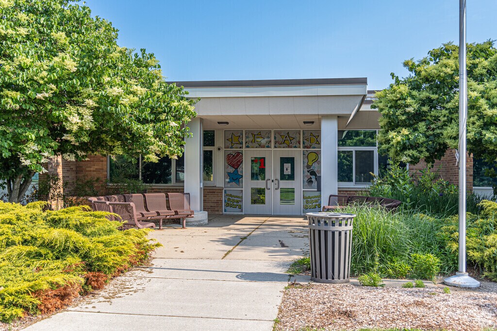 Hollywood Elementary School is located in Stevensville, Michigan.