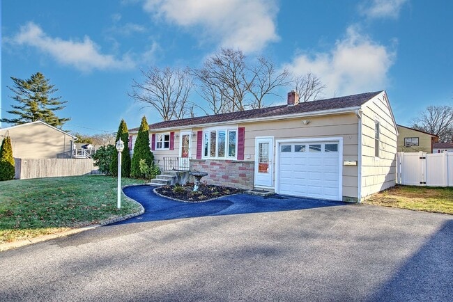 138 Youngs Ave, Coventry, RI 02816 - photo 3