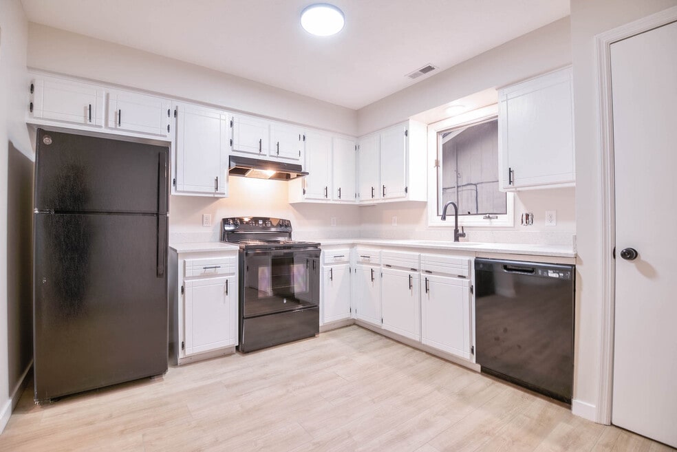 4934 Robin Dr, Omaha, NE 68157 - photo 1