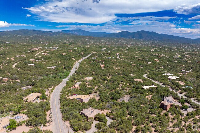 Vista Encantada lies just a few miles to the north of downtown Sant Fe.