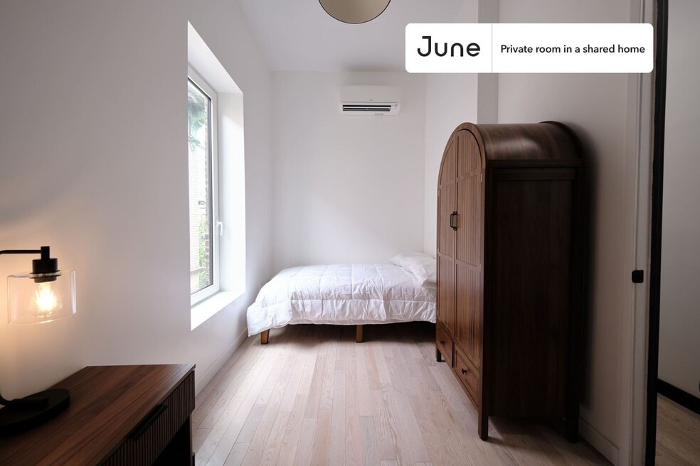 Room in Shared 4 bed/4 bath home