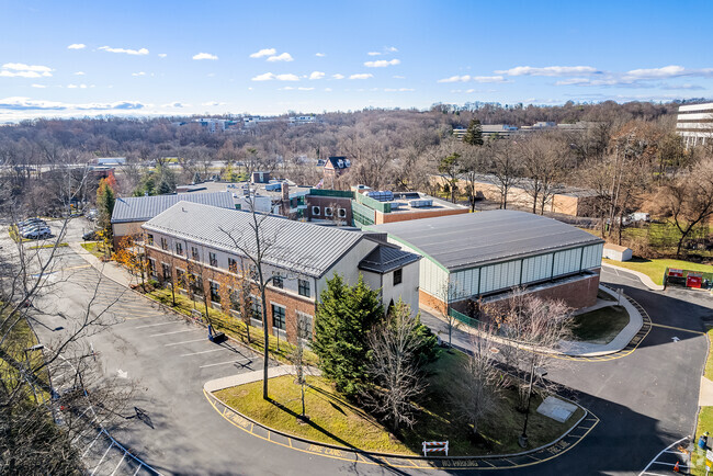 The Windward Institute is a top choice school for students located in White Plains.