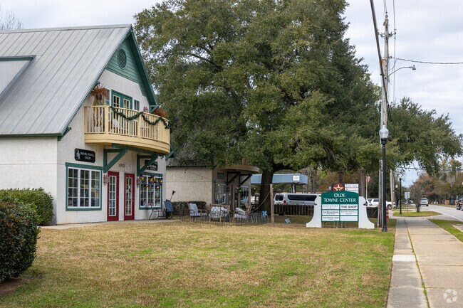 The historical Olde Towne Daphne's shopping and dining  is very walkable for residents.