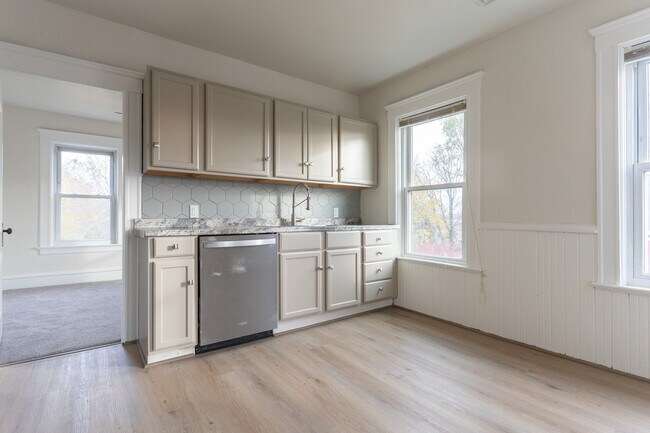 643 Rathbun St unit 643 Rathbun St 3, Blackstone, MA 01504 - photo 3