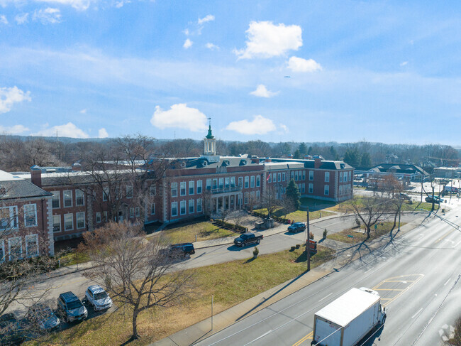 There are many students that are enrolled at this school.