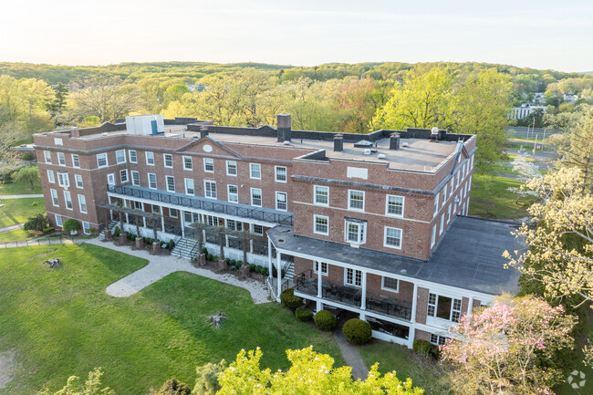 Chase Collegiate School is a private school.