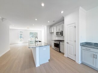 2010 Stanford Ln, Newport News, VA 23608