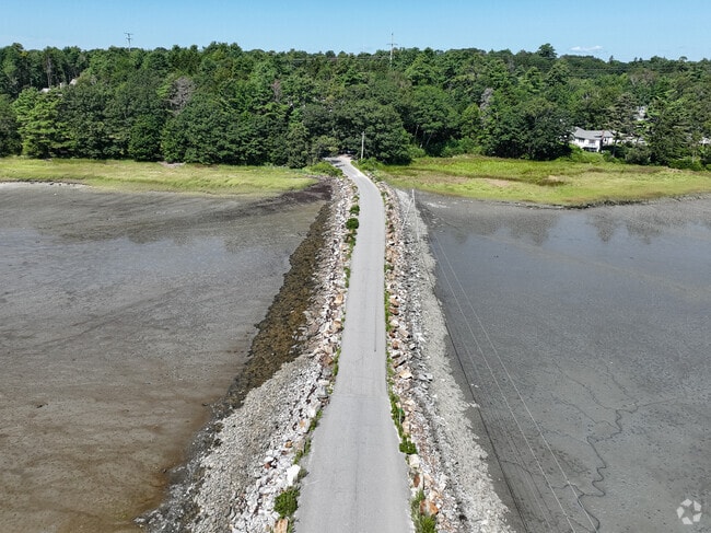 This causeway connects Cousins Island with Little John Island.