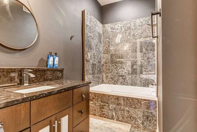 8 S Old State Capitol Plaza unit ID1031831P, Springfield, IL 62701 - photo 7