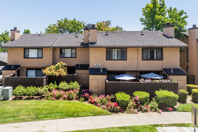 Birch Grove has a variety of townhomes nestled in the center of the neighborhood.