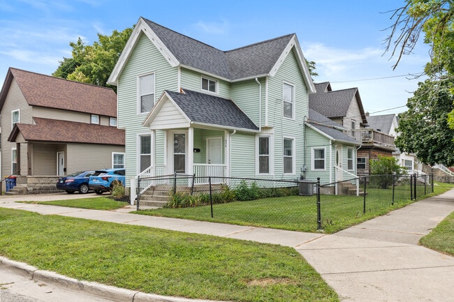 624 California St NW, Grand Rapids, MI 49504 - photo 2