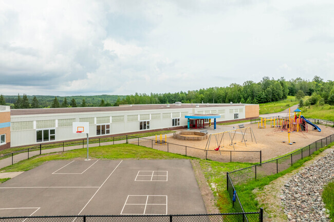 Lowell Elementary enrolls 33% economically disadvantaged students.