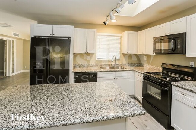 9214 N 36th Dr, Phoenix, AZ 85051 - photo 7