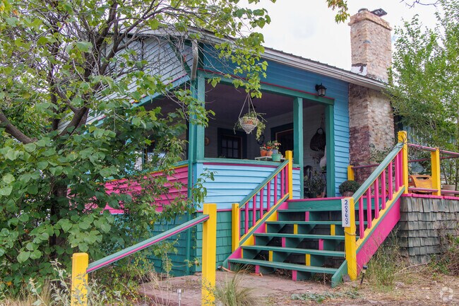 Colorful cabins fill the residential areas around Madrid.