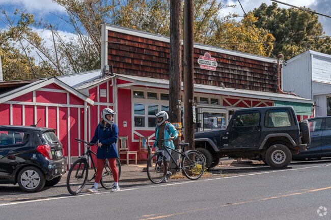Makawao’s streets showcase historic storefronts and local boutiques.