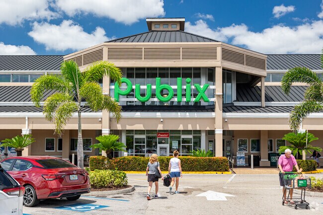 The local Publix serves Cedar Hammock Golf and Country Club residents for groceries.