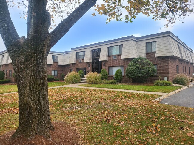 1 Hallmark Gardens unit 1, Burlington, MA 01803 - photo 3