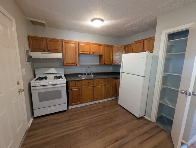 215 Blake St, New Haven, CT 06515 - photo 2