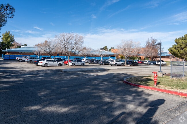 The student population of Hillview Middle is 986 and the school serves 6-8.