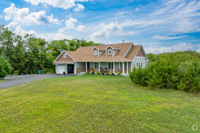 Cape Cod homes are frequent throughout the Hardwick community.