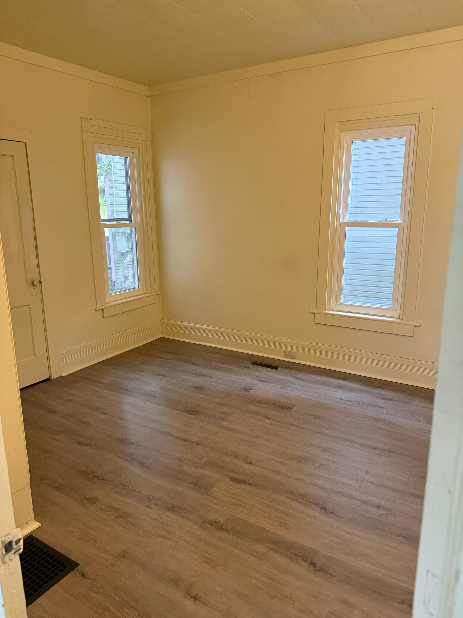 102 S Balch St unit 1 lower, Akron, OH 44302 - photo 1