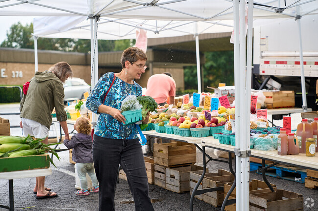 Many markets and produce stands offer fresh fruit and vegetables to residents of Edgemont.