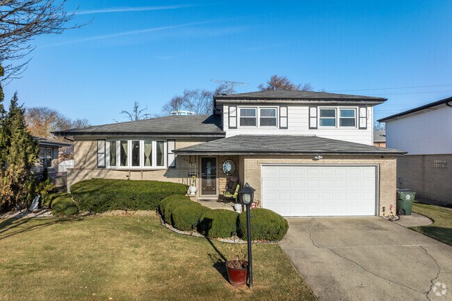 You will see many brick split-level homes in the Courtland Park neighborhood.