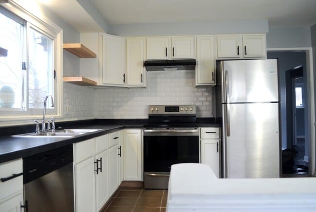 4512 Burchfield Ave, Lansing, MI 48910 - photo 2