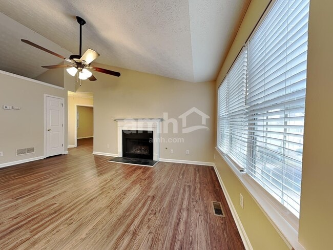 5495 Sugar Crossing Dr, Buford, GA 30518 - photo 4